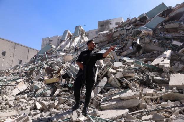 Gedung di Gaza hancur akibat serangan Israel.