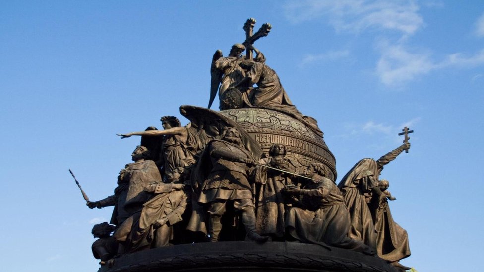 Los habitantes de Novgorod se sienten orgullosos de haber sido la sociedad que sembró la cultura rusa de hoy. Monumento al Milenio de la Estadidad de Rusia