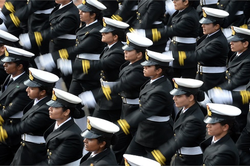Женский контингент ВМС Индии марширует в строю по Раджпату во время генеральной репетиции Дня Республики в Нью-Дели 23 января 2015 года.