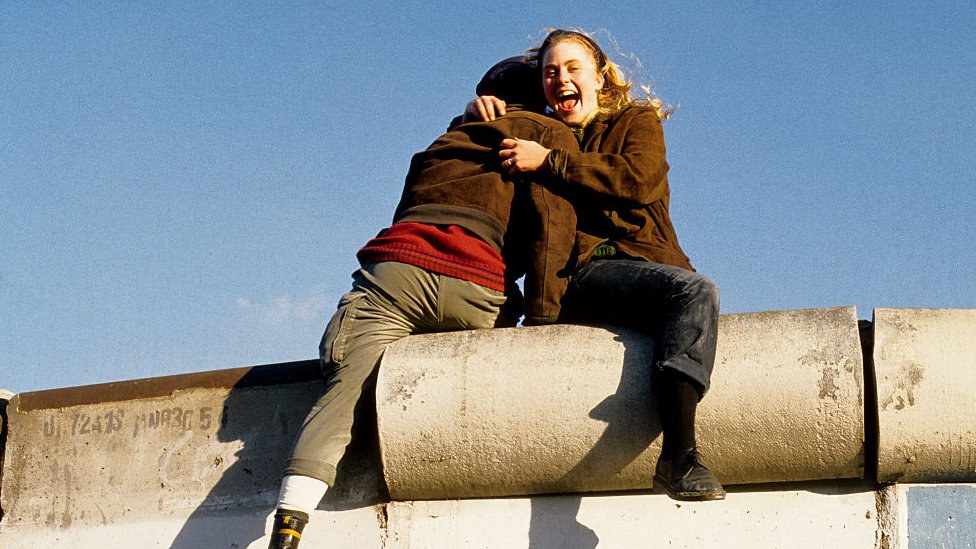 Una pareja celebra la caída del muro de Berlín