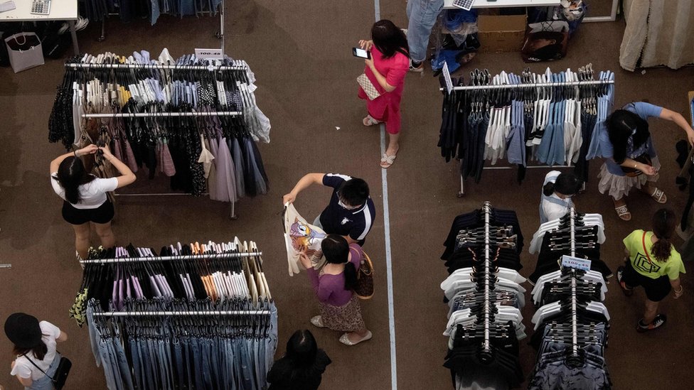 Люди покупают одежду в торговом центре в Шэньчжэне, в южной китайской провинции Гуандун, 21 мая 2020 года.
