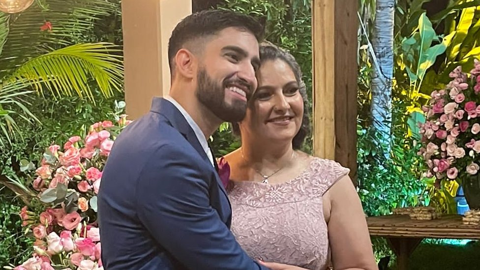 Parnaz e o filho Samyr, em sua formatura