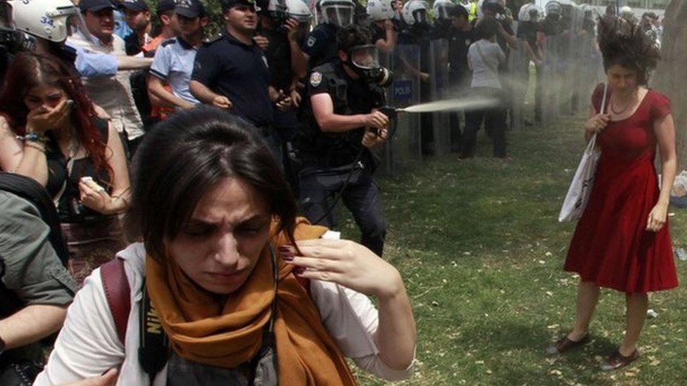 Una serie de imágenes de una mujer con un vestido rojo que es atacada por la policía antimotines con gas lacrimógeno en Estambul en 2013 se convirtieron en un potente símbolo de las marchas antigobierno en Turquía. Una mujer vestida de rojo enfrenta a la policía en Turquía.