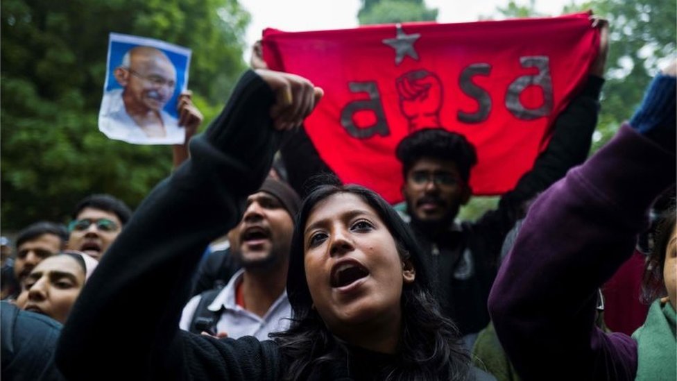 Демонстранты выкрикивают лозунги в знак протеста против законопроекта о внесении поправок в закон о гражданстве (CAB) индийского правительства в Нью-Дели 16 декабря 2019 года.