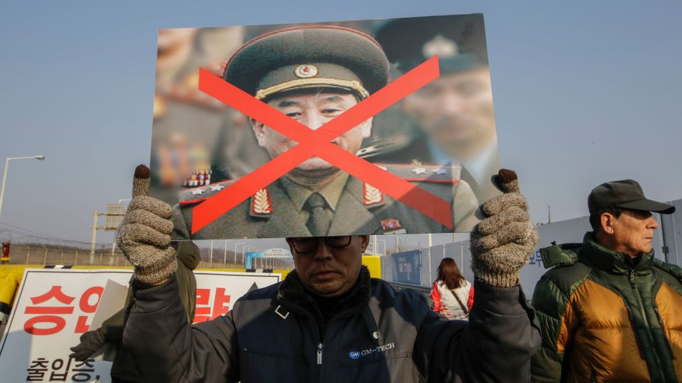 Familiares sul-coreanos das vítimas do ataque em Cheonan protestam contra vice-presidente norte-coreano Kim Yong Chol