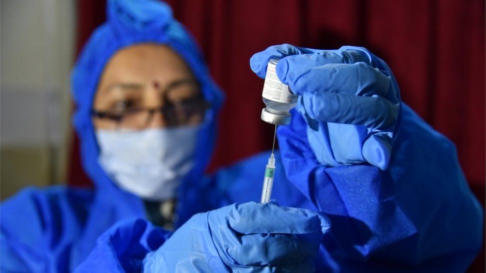 Trabajadora de la salud preparando una vacuna