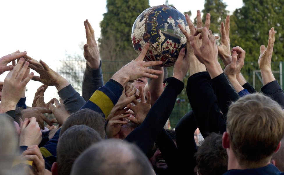 Противоборствующие команды Up'ards и Down'ards соревнуются в начале ежегодного Королевского футбольного матча Масленицы в Ашборне в 2015 году