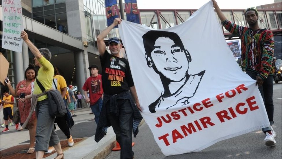 Демонстранты протестуют в поддержку Тамир Райс в Кливленде в 2015 году.