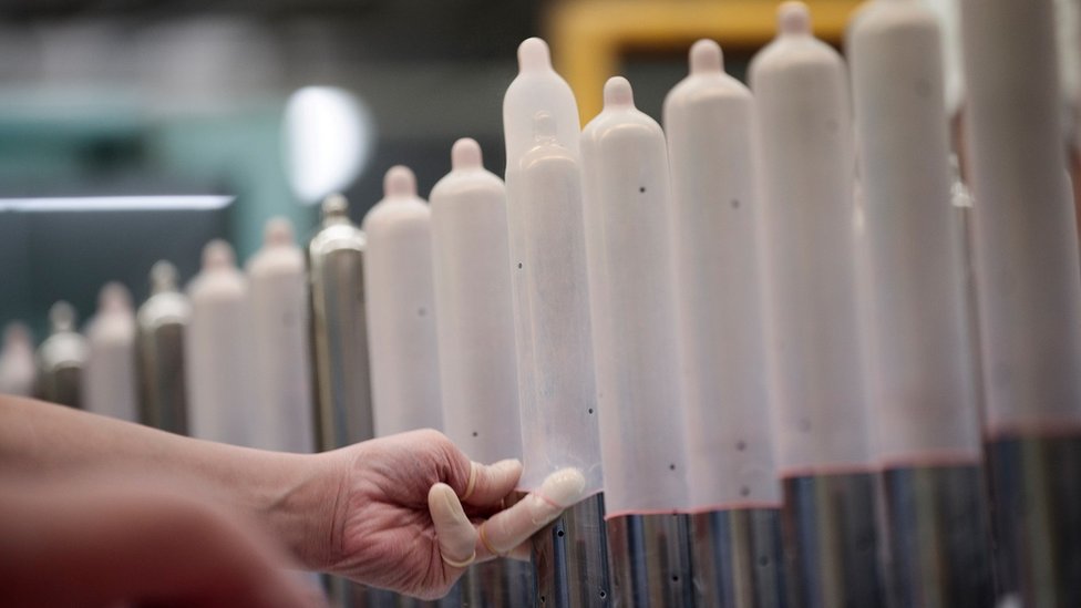 Um funcionário da fabricante japonesa de preservativos Sagami Rubber Industries realiza testes de qualidade em preservativos