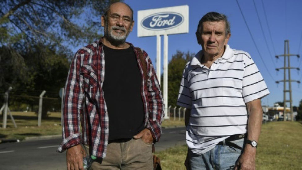 Carlos Propato y Pedro Troiani frente a la planta de Ford Argentina.