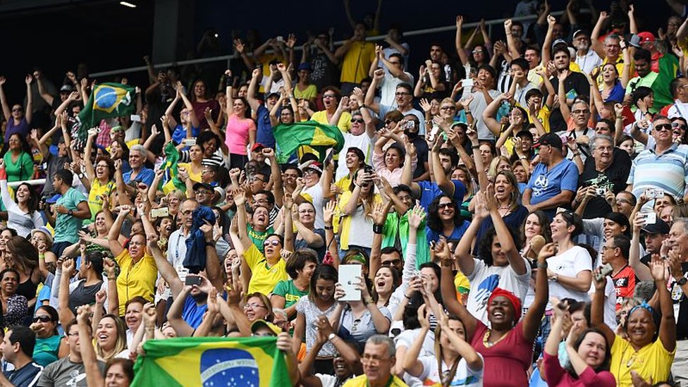 Зрители аплодируют во время Паралимпийских игр в Рио-2016 на стадионе Olymic 9 сентября 2016 г.