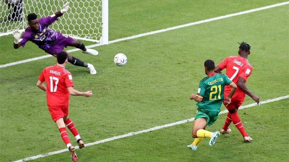Embolo anotando un gol ante Camerún