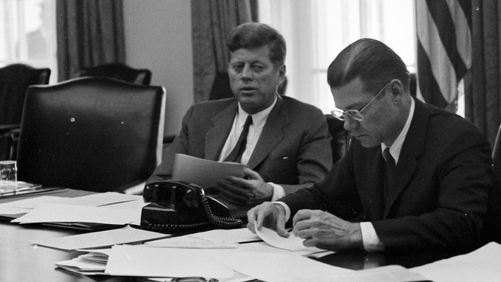 El presidente John. F. Kennedy junto al ministro de Defensa, Robert McNamara, durante una sesión del EXCOMM.
