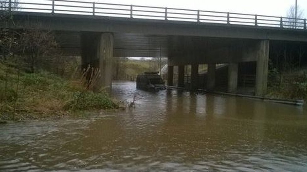 Микроавтобус, затопленный водой