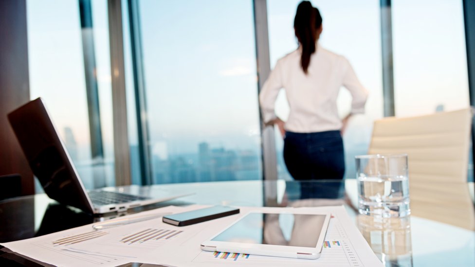 Zed cayó en la trampa: confió en quien no debía, pensando que se trataba de una amiga. Mujer mirando a través de una ventana