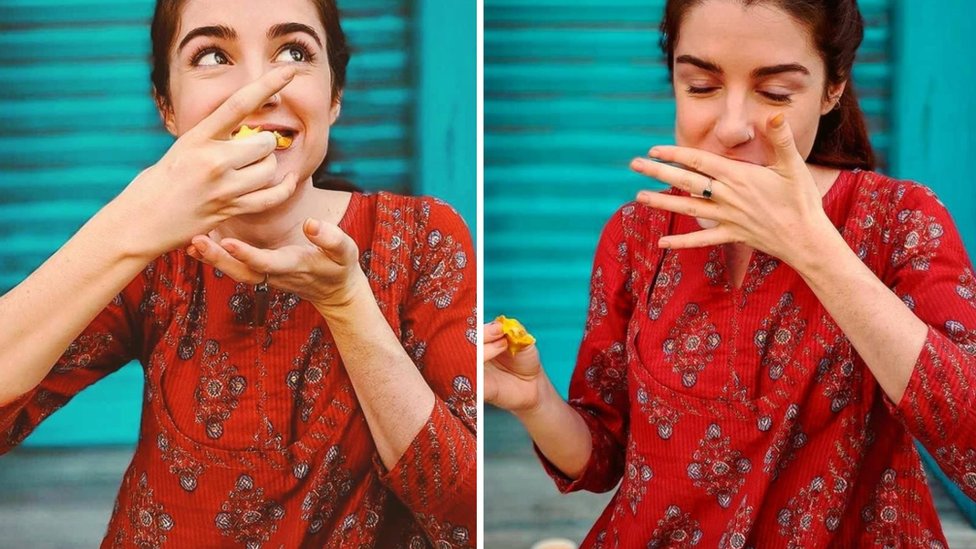 Hailey en las calles de la India comiendo