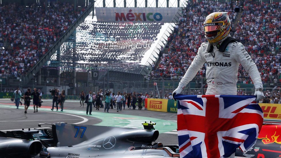 El Autódromo Hermanos Rodríguez ovacionó a Lewis Hamilton, quien antes ganó los campeonatos de 2008, 2014 y 2015. Lewis Hamilton celebra su campeonato en México