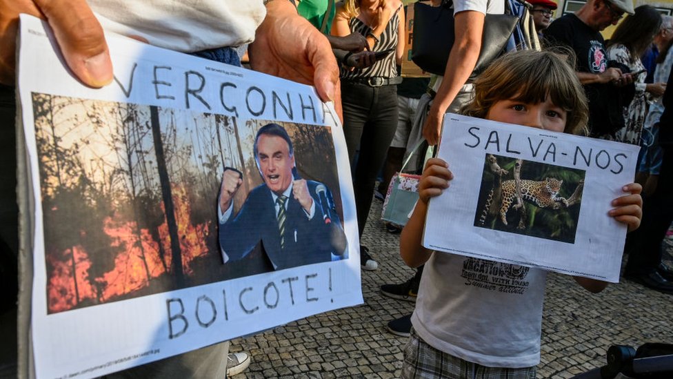 Protestas en Lisboa por las políticas del presidente de Brasil, Jair Bolsonaro, sobre la Amazonía.