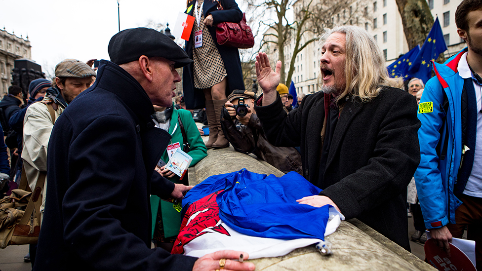 Двое мужчин спорят о встрече протестующих за и против Брексита в Уайтхолле, Лондон, январь 2020 года