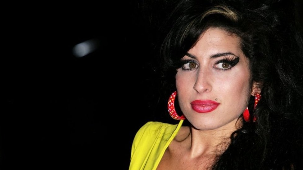 "Rehab", de Amy Winehouse, es uno de los mayores éxitos de la última década y tiene un solo autor: la talentosa cantante británica. Amy Winehouse