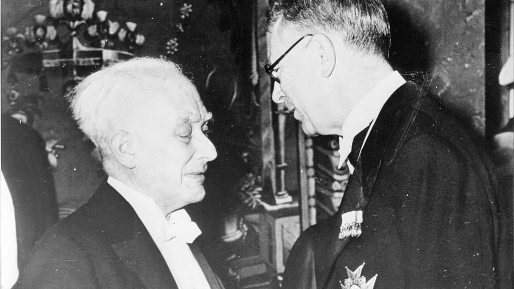 conversando con el rey Gustav Adolf VI., de Suecia en la ceremonia del Premio Nobel 1954.