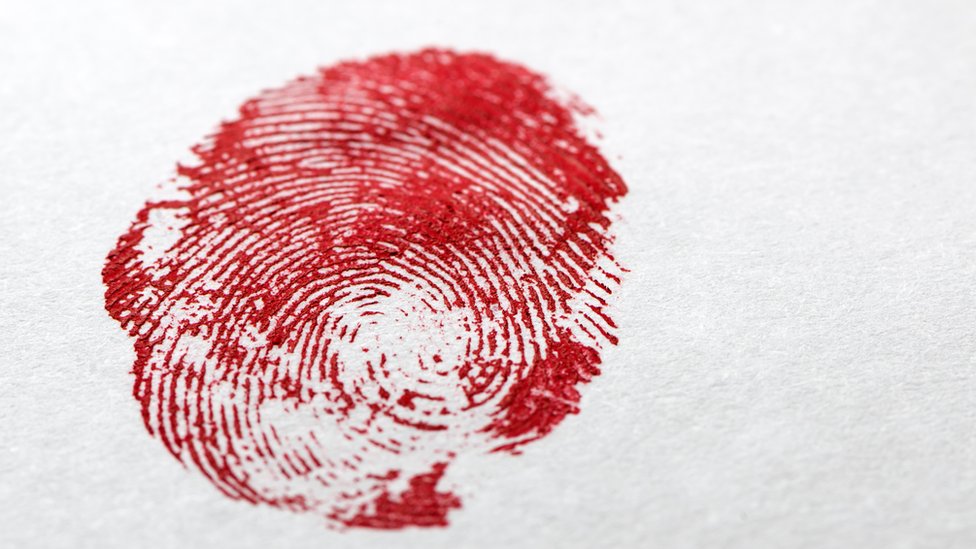 La huella del crimen no es solo dactilar. Huella dactilar con sangre