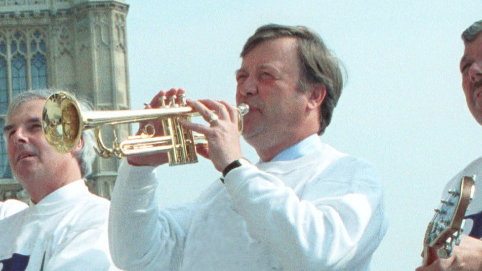 Кен Кларк играет на трубе