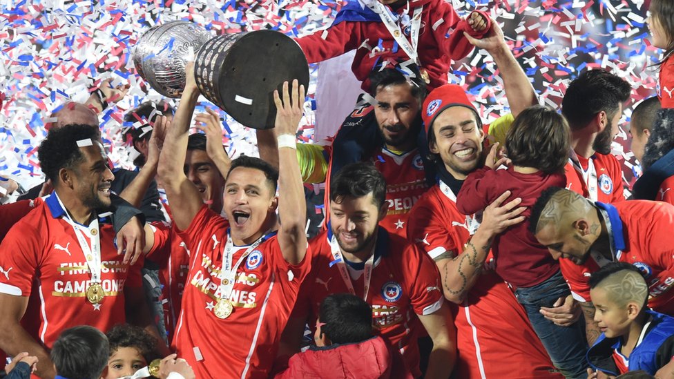 Chile conquistó su primer título en la Copa América 2015. Jugadores chilenos celebran