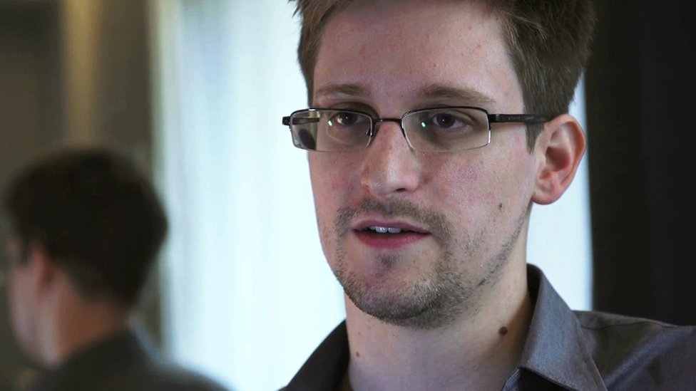 Эдвард Сноуден выступает во время интервью в Гонконге