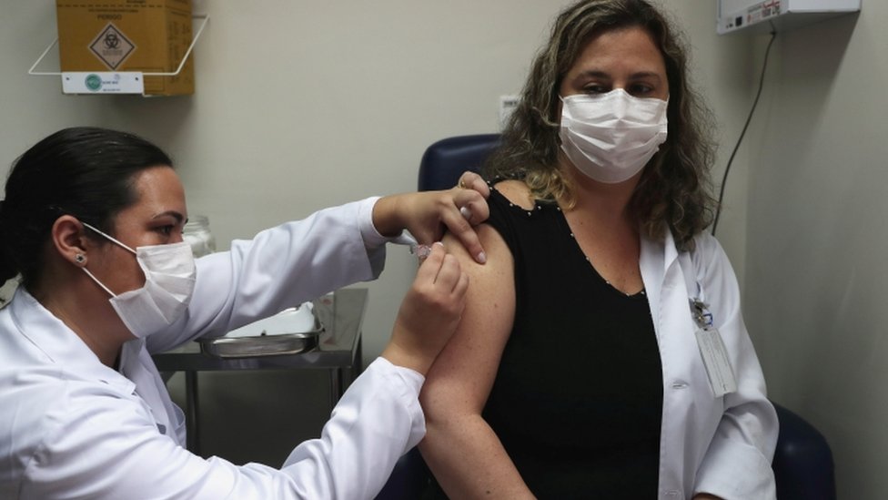 Mulher é vacinada em estudo realizado em São Paulo