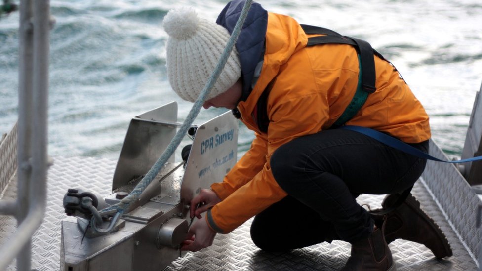 Доктор Клэр Остле готовит непрерывный регистратор планктона