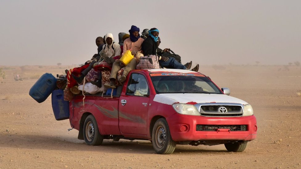 Люди из Западной Африки, возвращающиеся в Нигер после побега из Ливии из-за вооруженных групп, прибывают на пикапе в Агадес, северный Нигер, 31 марта 2017 г.