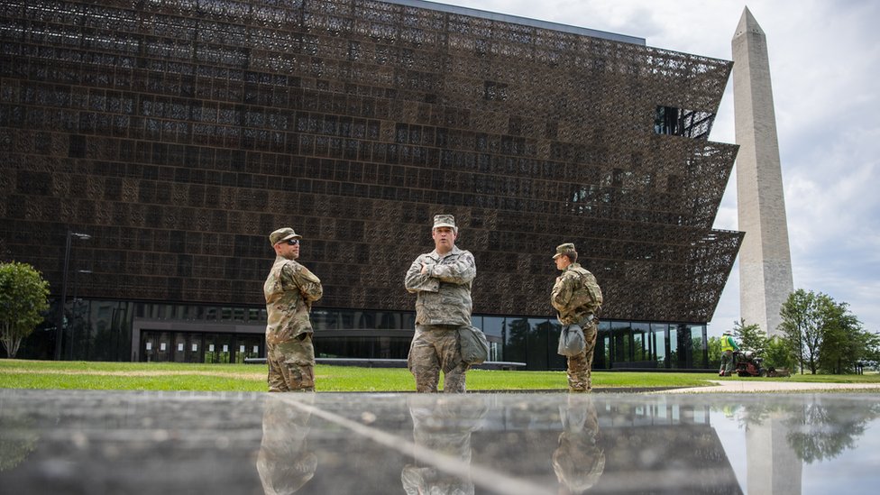 Солдаты у афроамериканского музея во время летних протестов