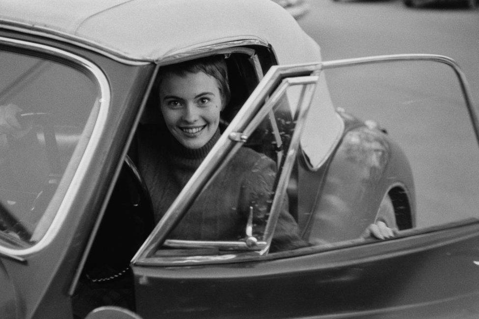 Jean Seberg (1938 - 1979) al volante de un auto deportivo en su ciudad natal, Marshalltown, Iowa, en marzo de 1957.