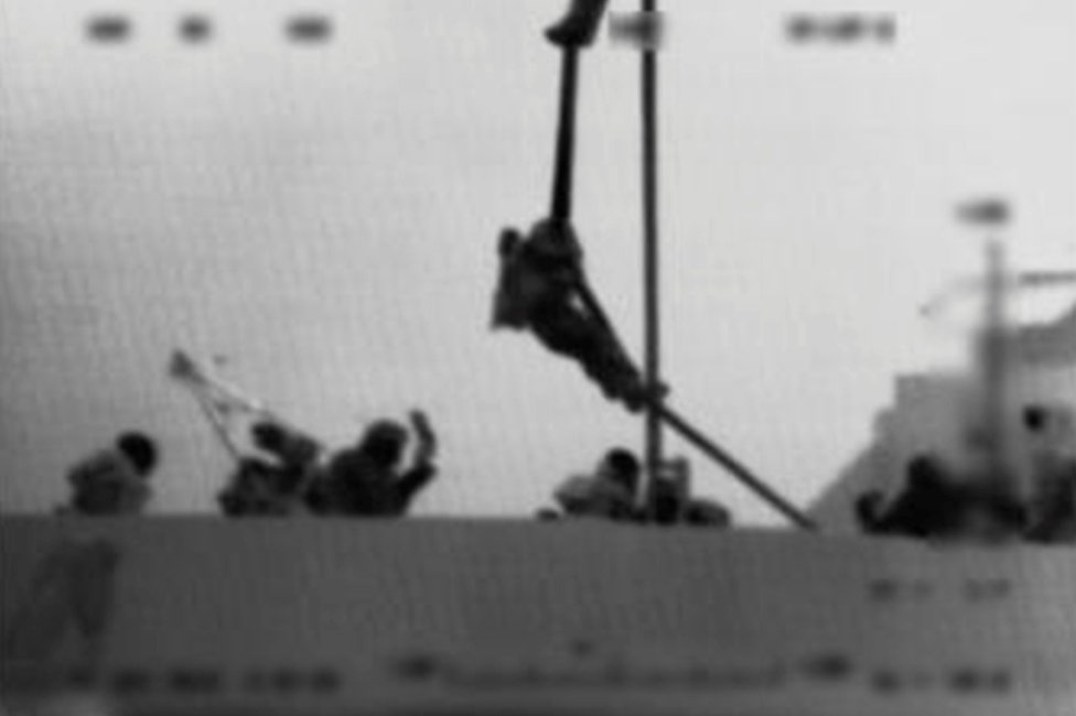 Израильский коммандос поднялся на борт «Мави Мармара», спустившись по веревке с вертолета