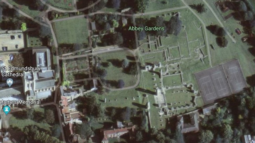 Спутниковый снимок Google, показывающий, где расположены теннисные корты рядом с останками