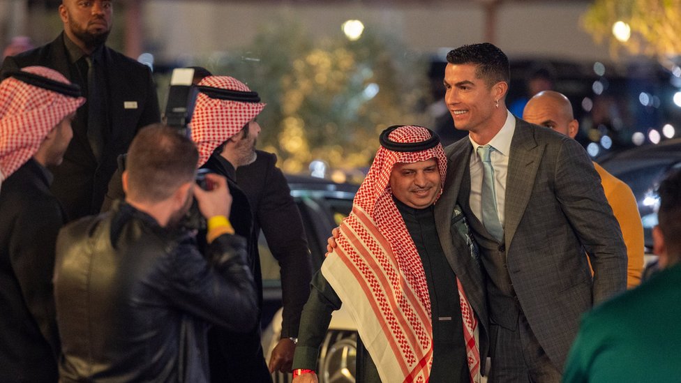 ماذا ستجني السعودية من صفقة رونالدو مع نادي النصر؟ 1 استقبال مسؤولي نادي النصر السعودي لرونالدو