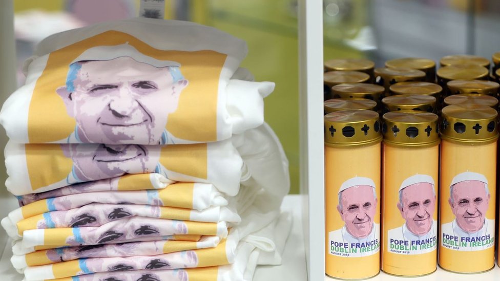Папа Франциск в продаже футболки и свечи