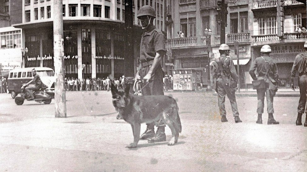 Policía en Brasil durante el régimen militar.