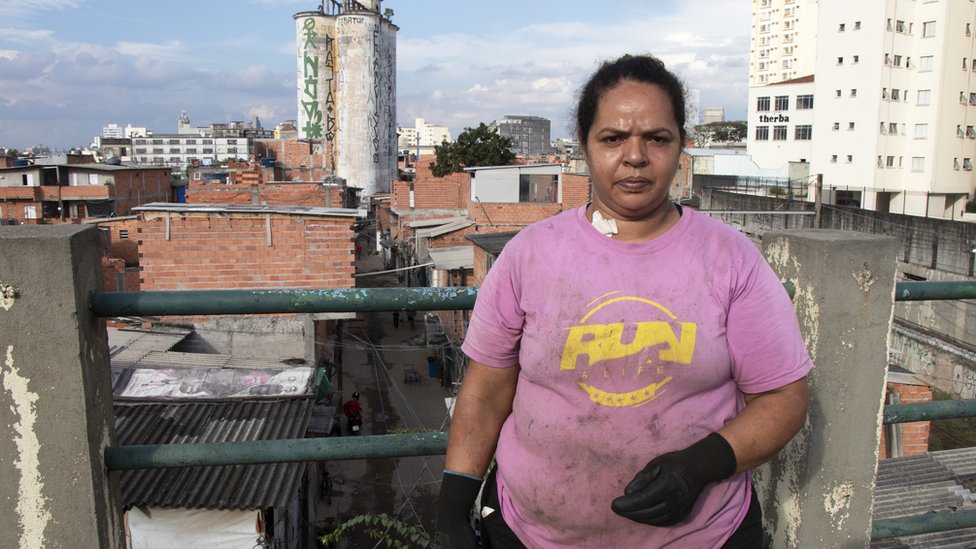 Alessandra Moja Cunha com os silos do antigo Moinho Central e parte da favela ao fundo