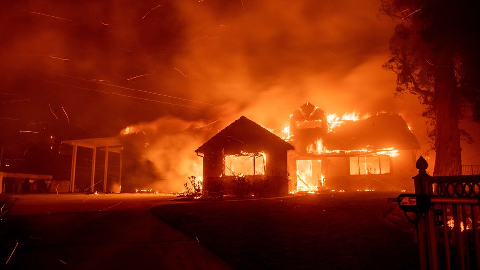 Во время пожара на склоне холма в районе Северного парка Сан-Бернардино, Калифорния, 31 октября 2019 года горит дом