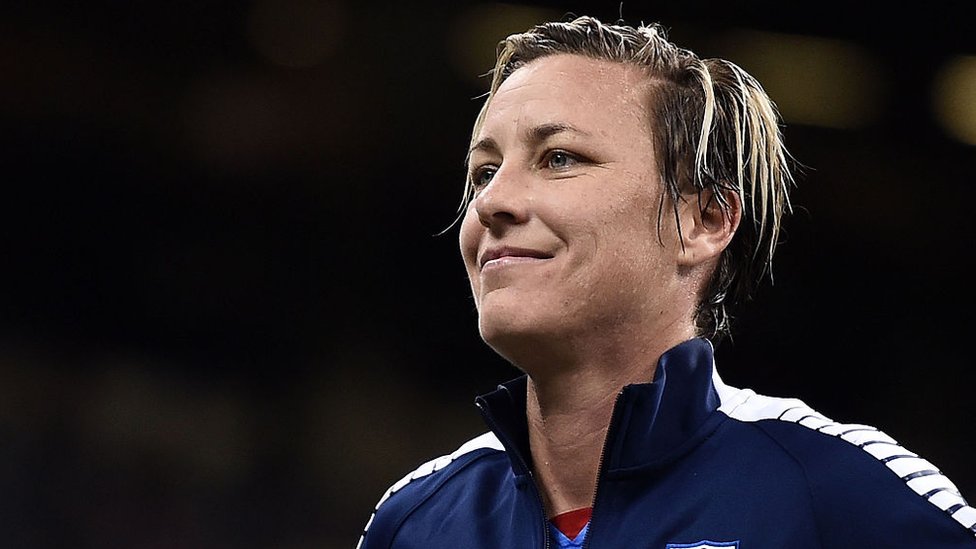 La exfutbolista estadounidense Abby Wambach expresó su apoyo a Mili Hernández por compartir lo que le ocurrió. Abby Wambach