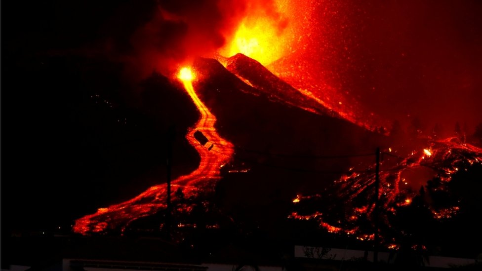 La lava fluye desde el crater del volcán en La Palma, España.