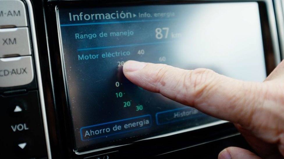Una pantalla de información de un coche eléctrico.