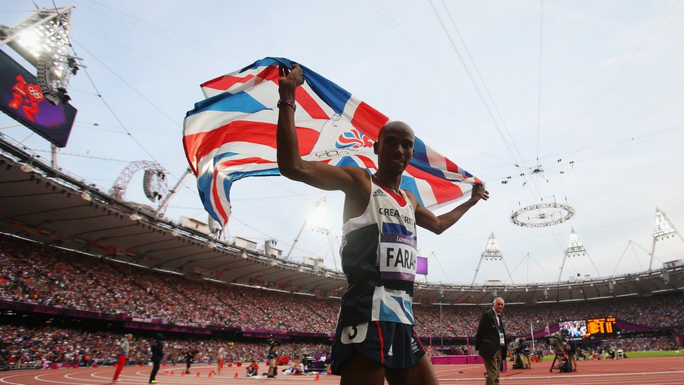 Mo Farah celebra su triunfo en los Juegos Olímpicos de Londres en 2012.