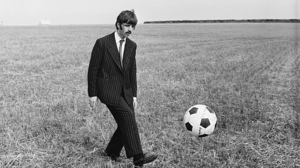 Beatles'ın davulcusu Ringo Starr, grubun 1967 tarihli belgeseli Magical Mystery Tour'un çekimleri sırasında futbol topuyla oynarken.