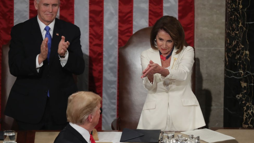 Nancy Pelosi aplaude o presidente Trump durante seu discurso anual no Congresso