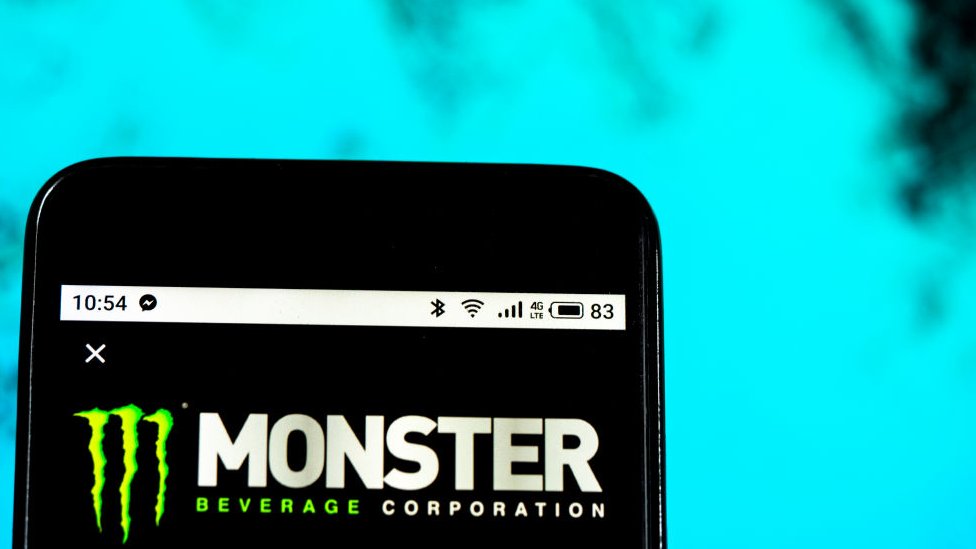 Celular con logo Monster.