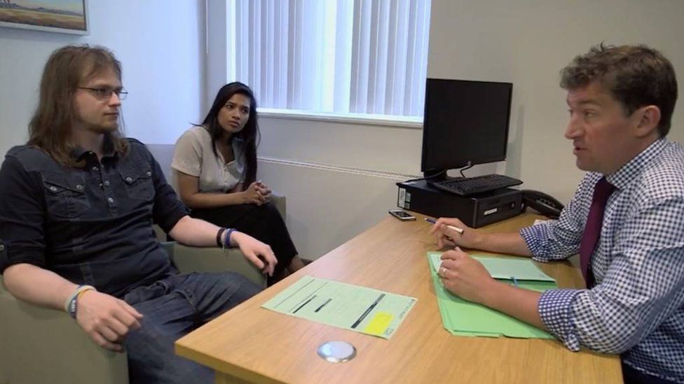 Pritchard solicitó durante 11 años a los médicos una vasectomía. Pero consideraban que era demasiado joven para tomar una decisión tan trascendente. La esposa del joven tampoco quiere tener hijos. Paul Pritchard y su esposa hablando con un médico