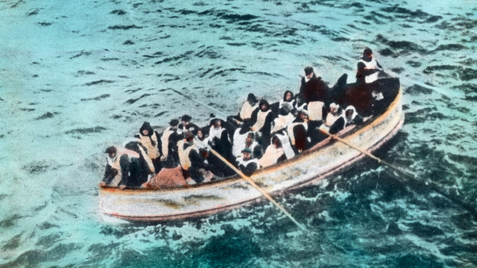 Un bote salvavidas con sobrevivientes del Titanic.